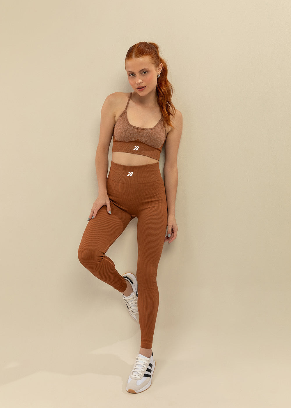 Conjunto Legging e Top Alças Cruzadas Marrom Logo Símbolo