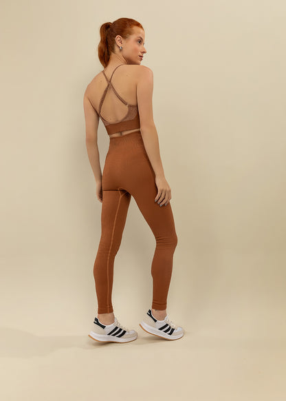 Conjunto Legging e Top Alças Cruzadas Marrom Logo Símbolo