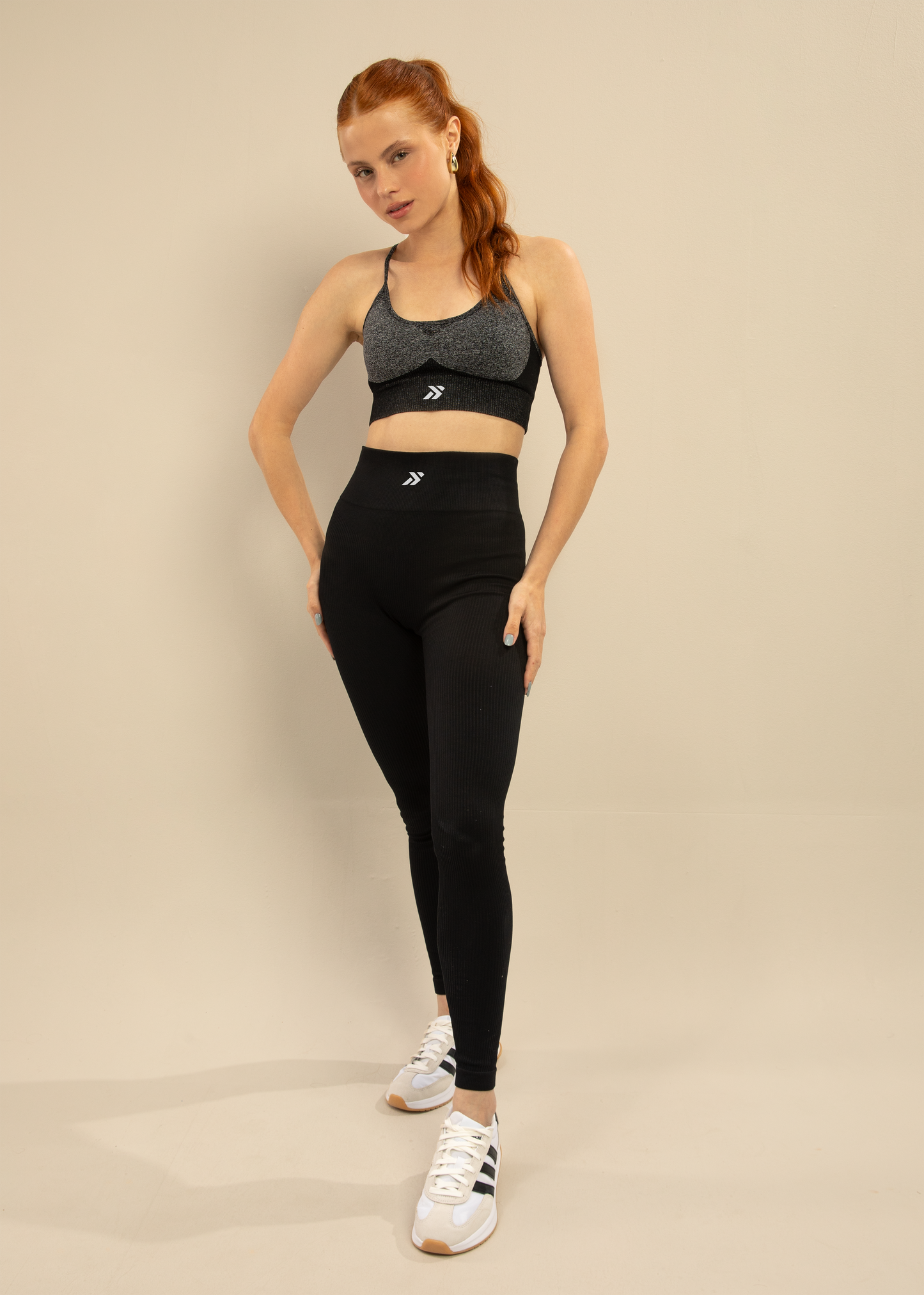 Conjunto Legging Canelada e Top Alças Cruzadas Preto Símbolo
