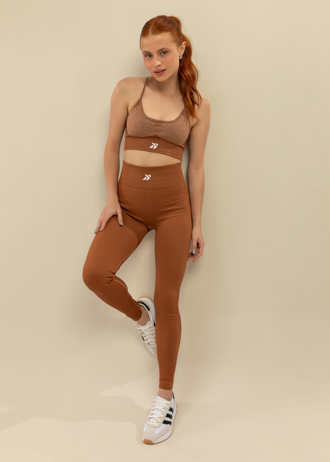 Conjunto Legging Canelada e Top Alças Cruzadas Marrom Símbolo