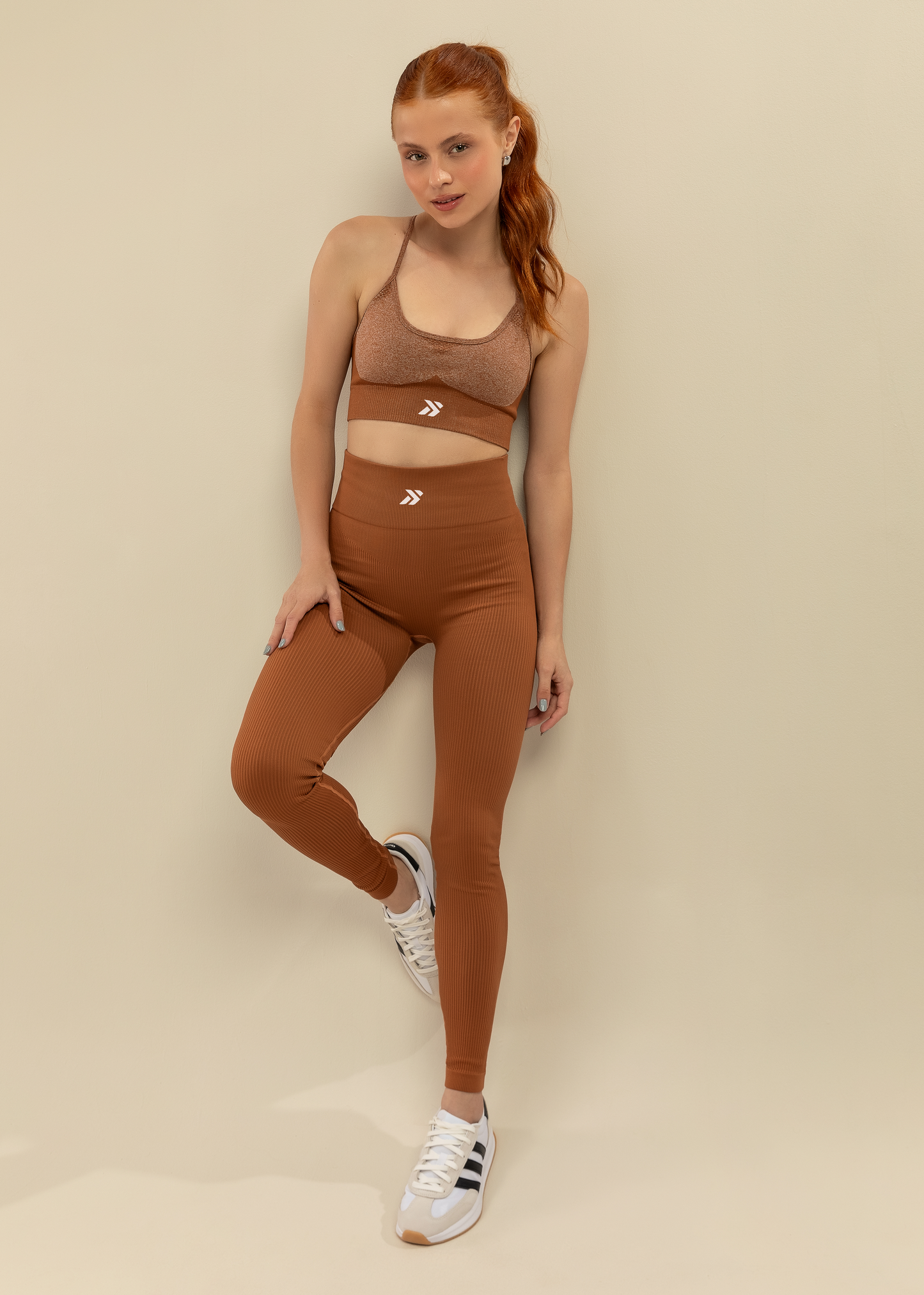 Conjunto Legging Canelada e Top Alças Cruzadas Marrom Símbolo