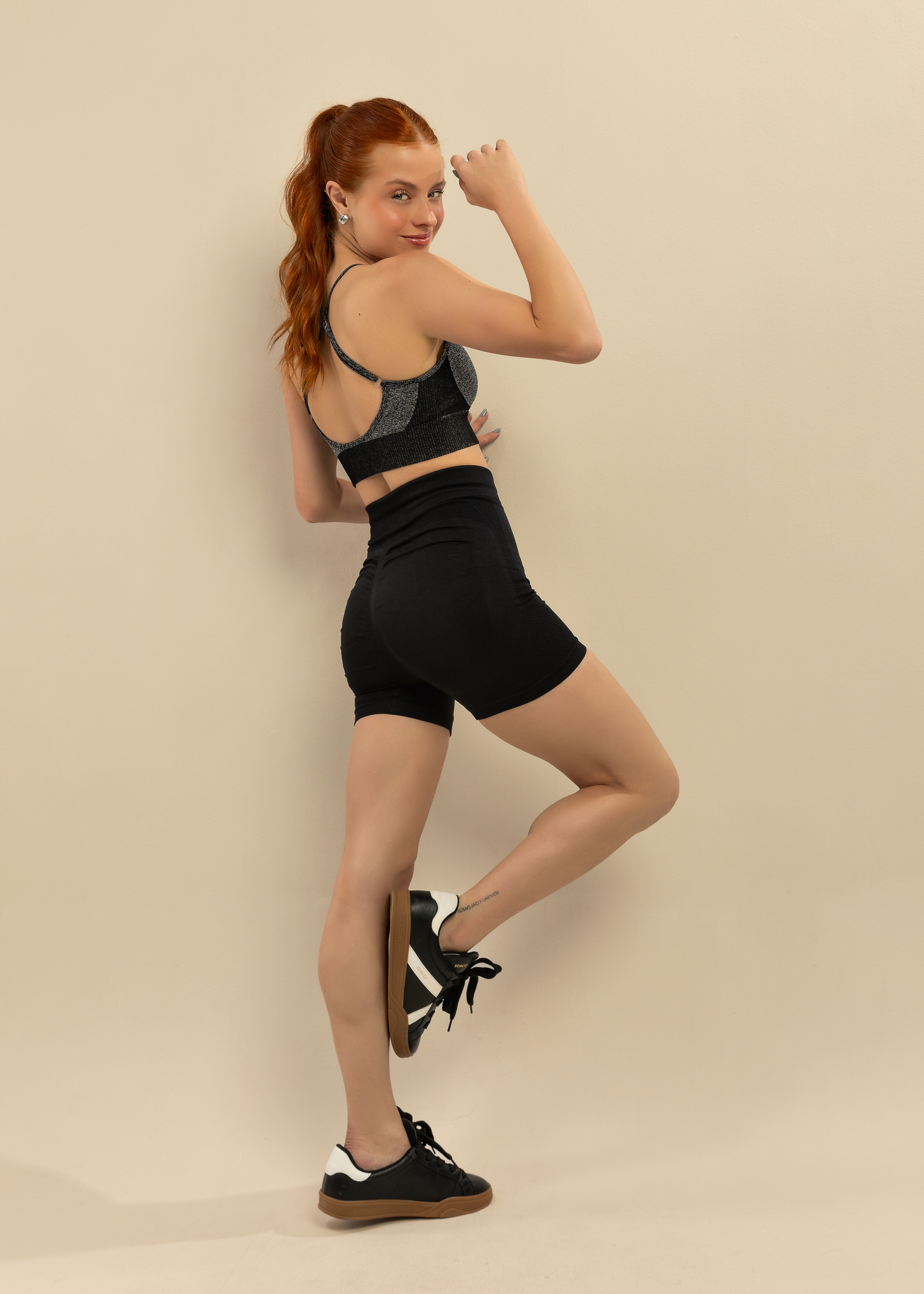 Conjunto Short Modelador e Top Alças Cruzadas Preto Símbolo