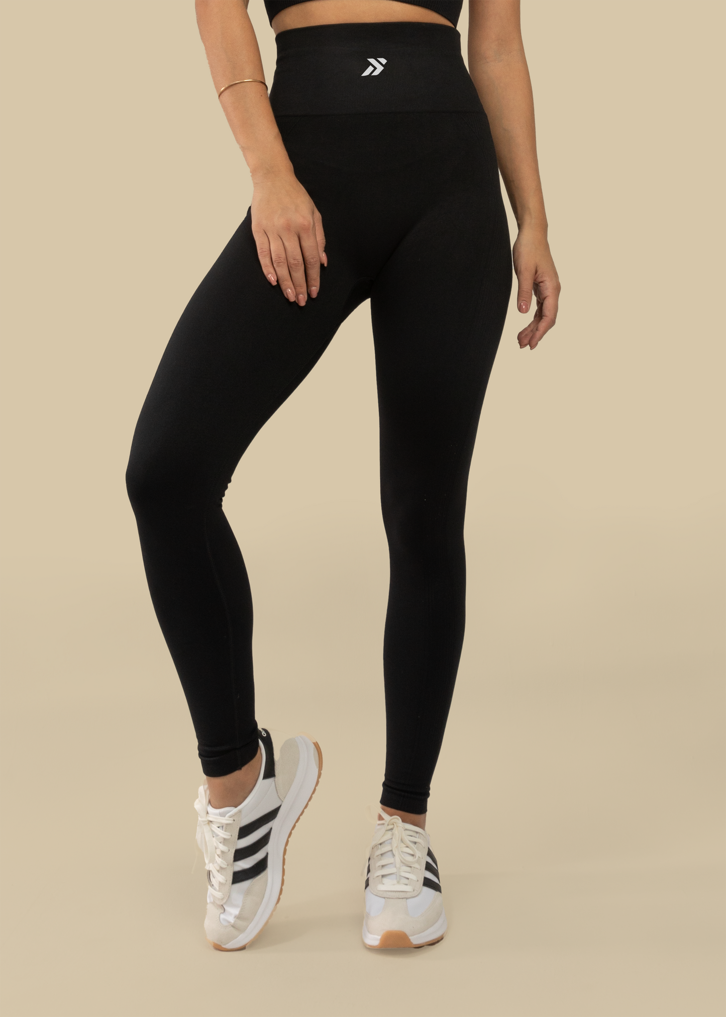 Conjunto Legging Modeladora Lisa e Top Alças Cruzadas Preto Símbolo