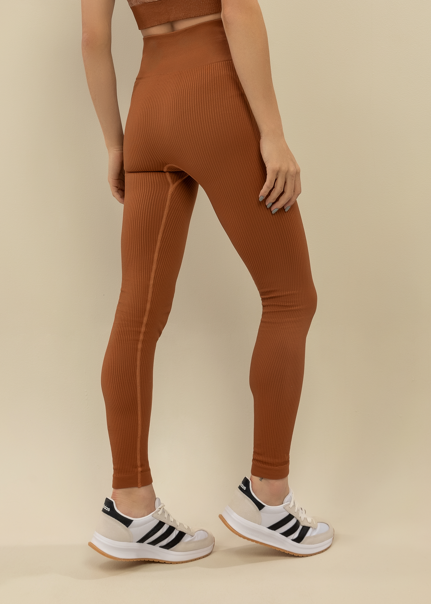 Conjunto Legging Canelada e Top Alças Cruzadas Marrom Símbolo