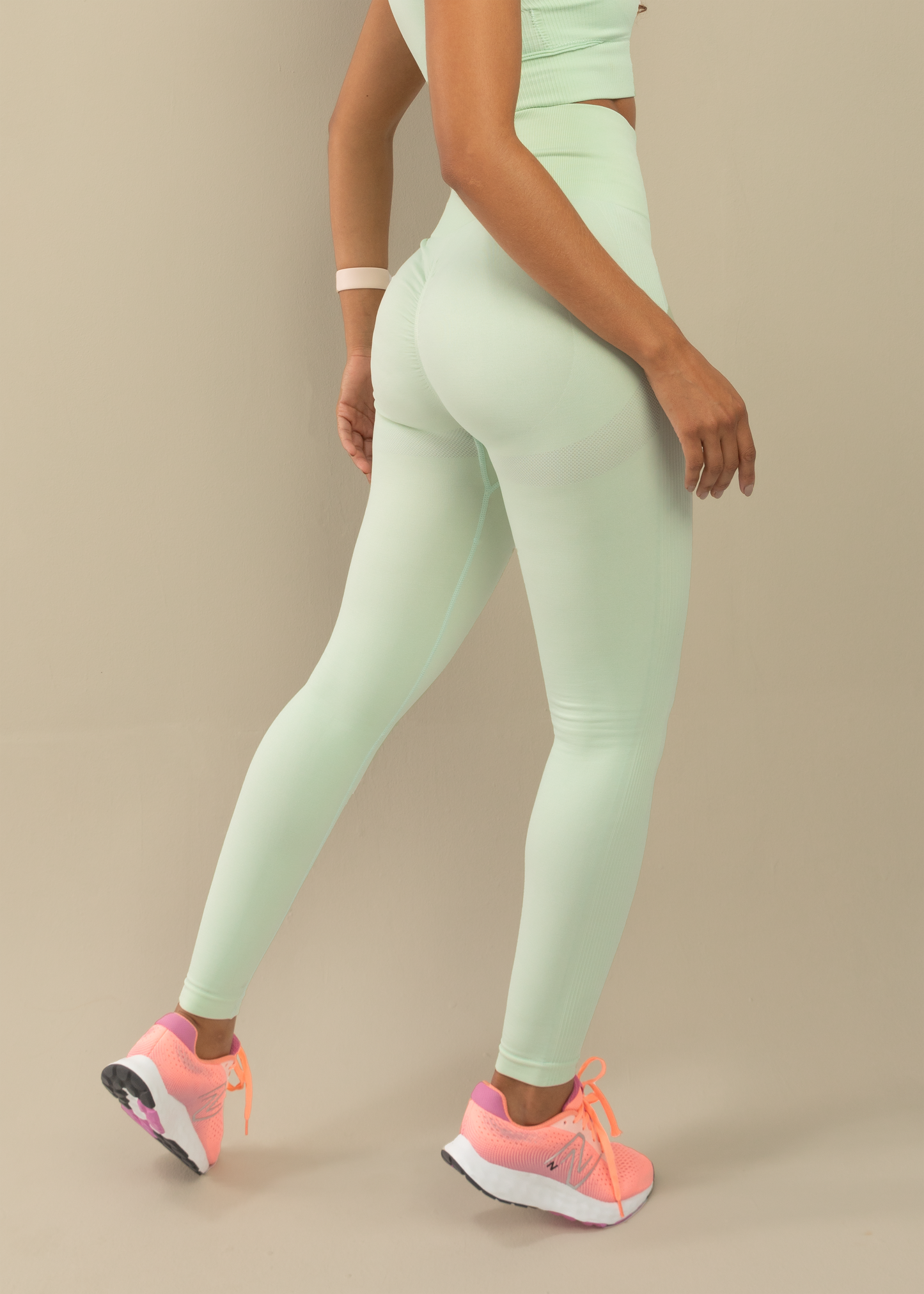 Conjunto Legging Modeladora Lisa e Top com Recortes Laterais Verde Símbolo