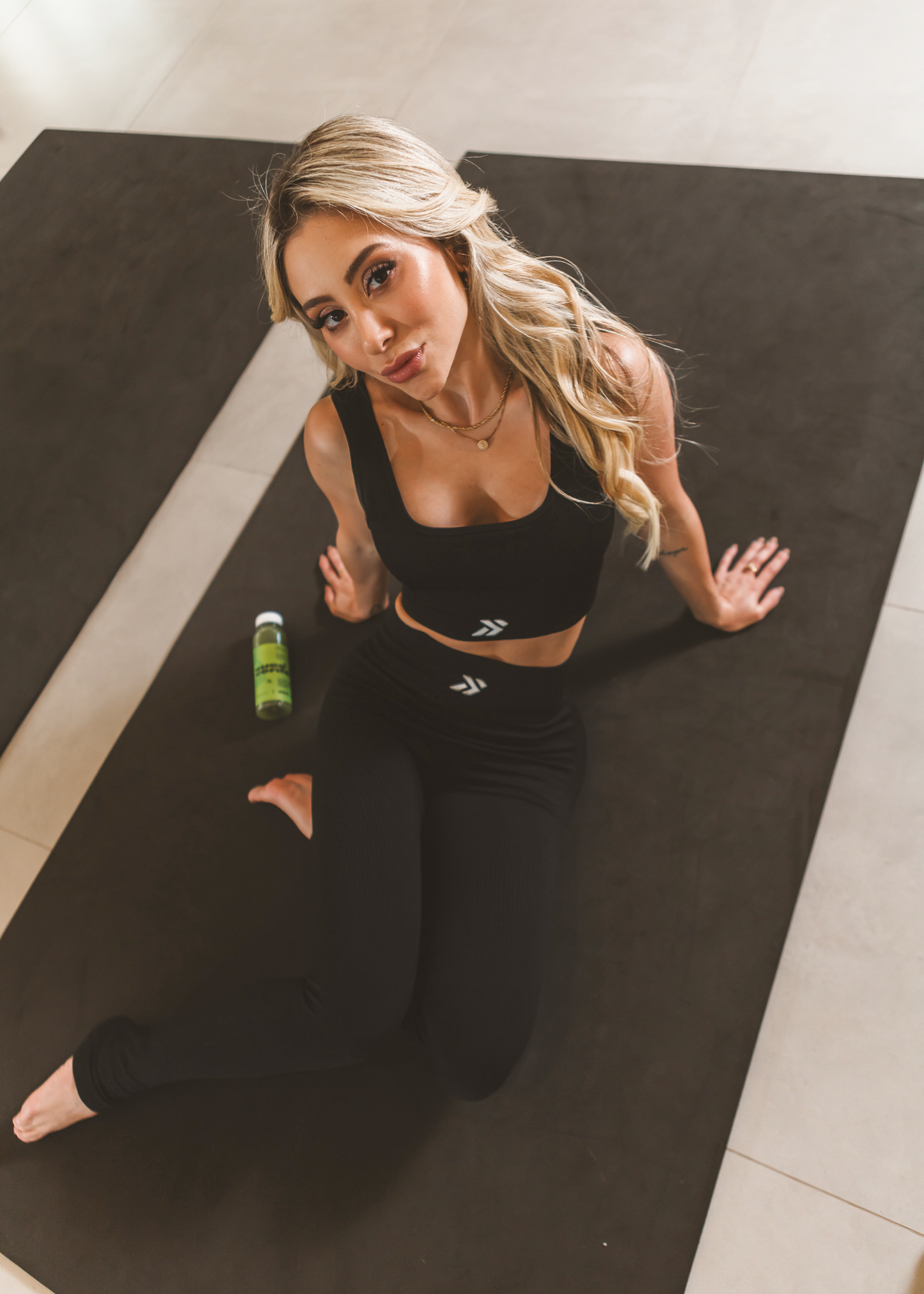 Conjunto Legging e Top Canelado Preto Logo Símbolo