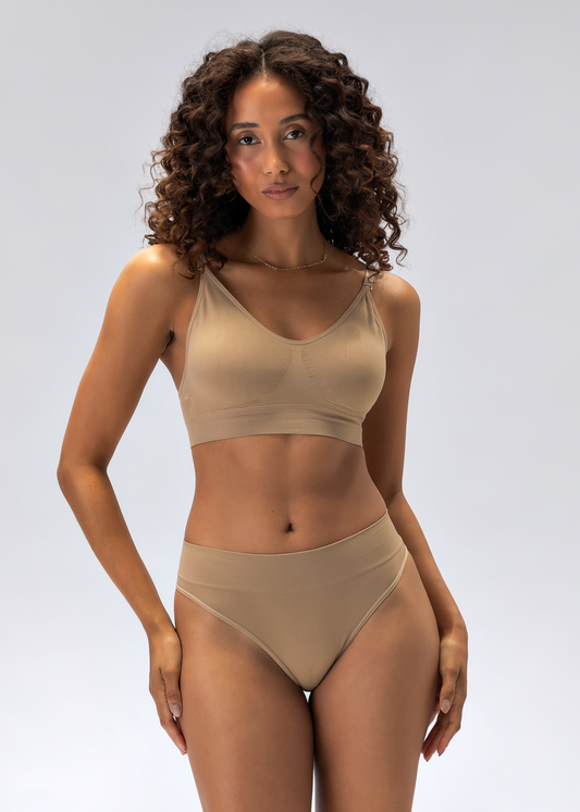 Conjunto Lingerie Top Sutiã Alça Fina e Calcinha Fio Com Costura Bege