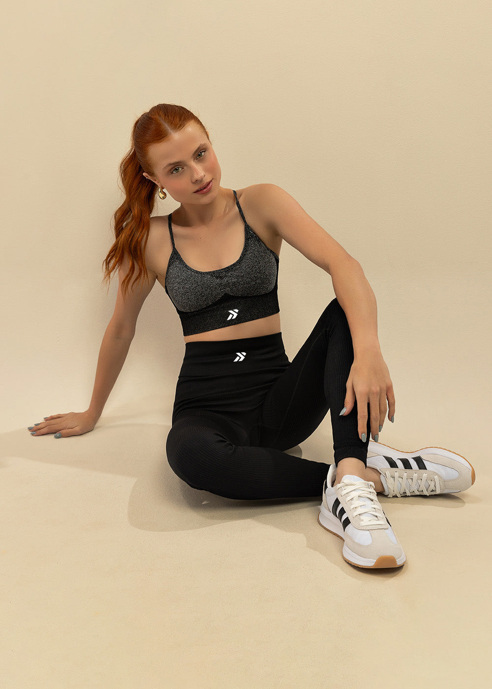 Conjunto Legging e Top Alças Cruzadas Preto Logo Símbolo