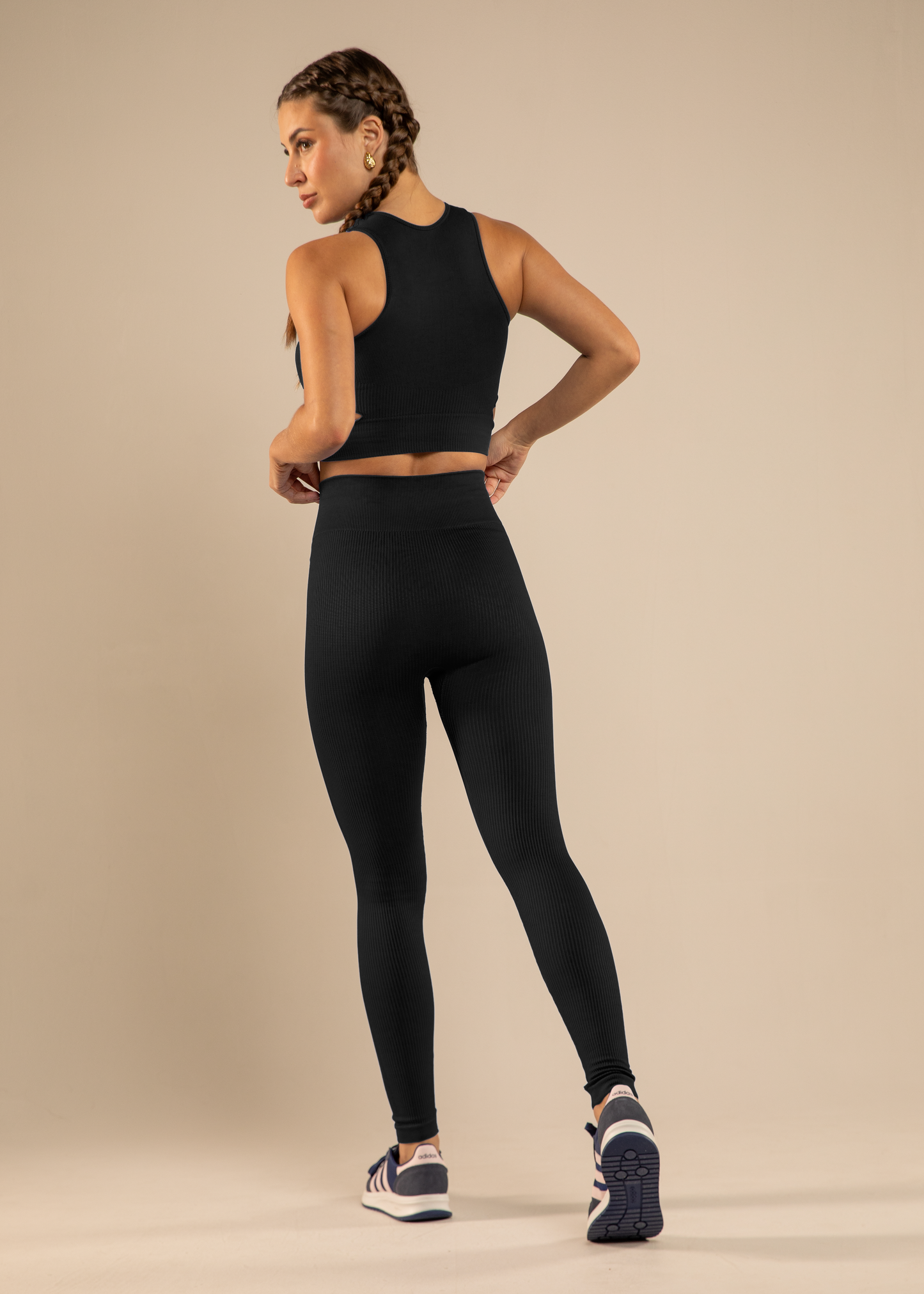 Conjunto Legging Canelada e Top com Recortes Laterais Preto Símbolo