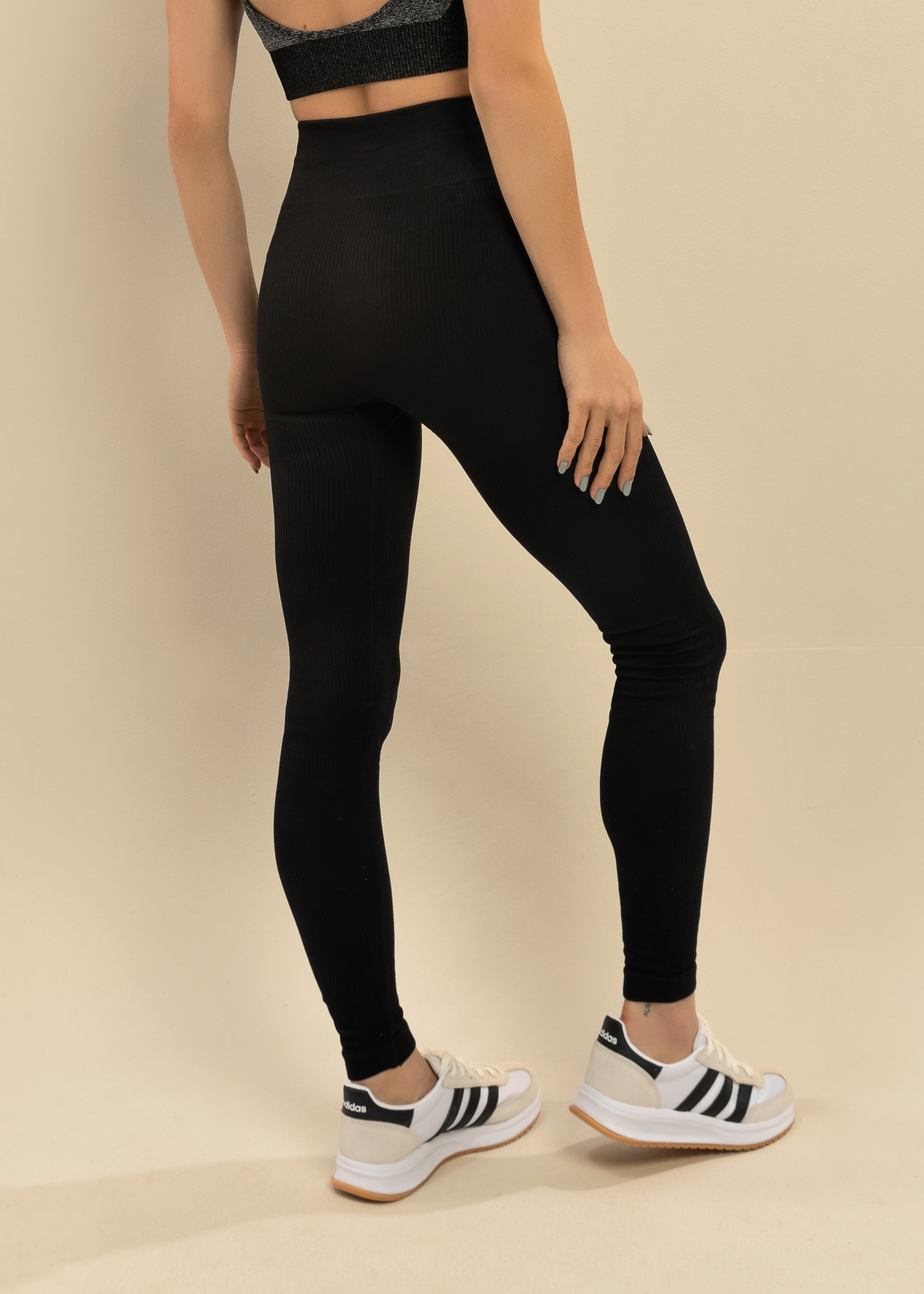 Conjunto Legging Canelada e Top com Recortes Laterais Preto Símbolo