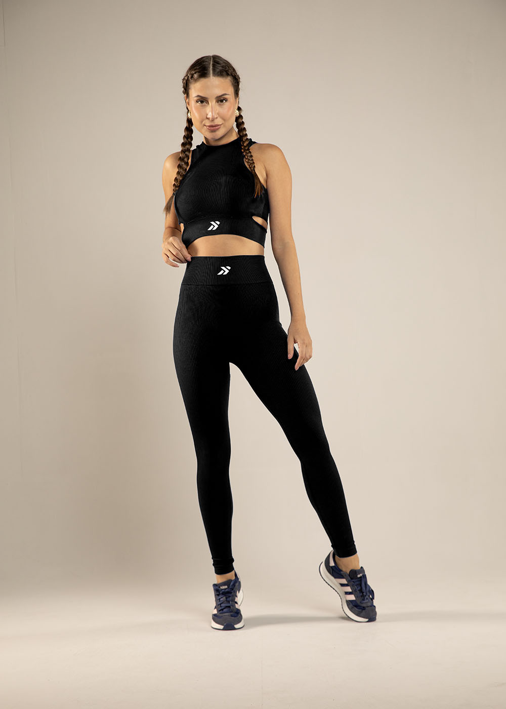 Conjunto Legging e Top Recorte Lateral Preto Logo Símbolo